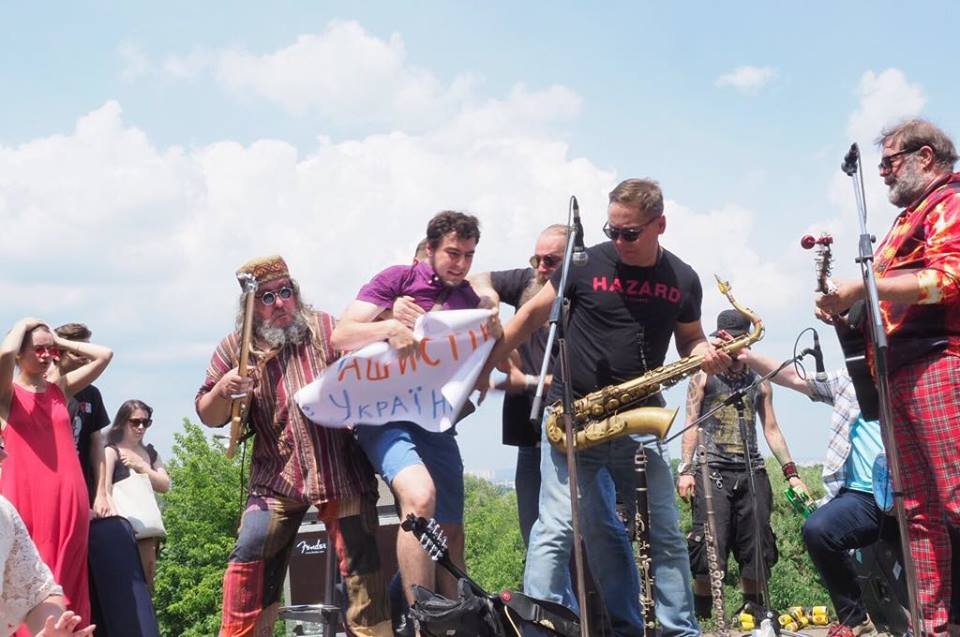 На выступление музыканта пришел человек с плакатом: "Геть рашистів з України!" Фото: news.liga.net На выступление музыканта пришел человек с плакатом: "Геть рашистів з України!" Фото: news.liga.net