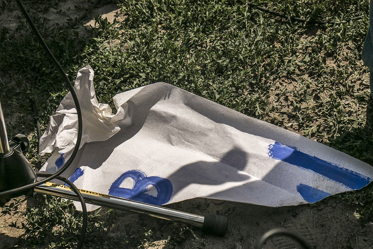 Поклонники музыканта буквально сразу порвали плакат и вытолкали активиста из толпы Поклонники музыканта буквально сразу порвали плакат и вытолкали активиста из толпы