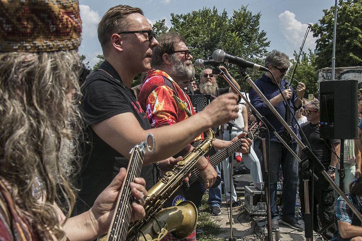 БГ исполнил знаменитые песни "Стучаться в двери травы", "Стаканы", "Когда придет боль", "Марш священных коров", "Собачий вальс" и другие БГ исполнил знаменитые песни "Стучаться в двери травы", "Стаканы", "Когда придет боль", "Марш священных коров", "Собачий вальс" и другие