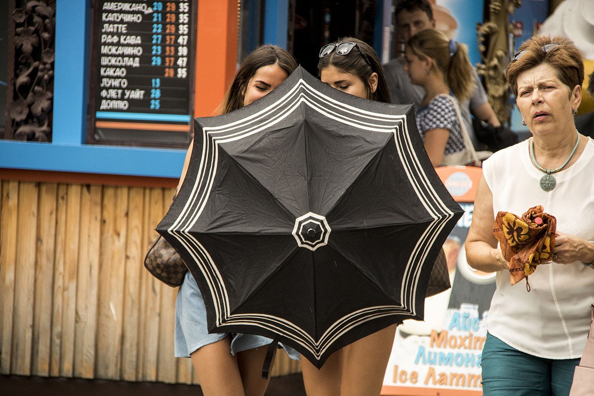 Главное успеть его закрыть до тех пор, пока дождь не закончится Главное успеть его закрыть до тех пор, пока дождь не закончится