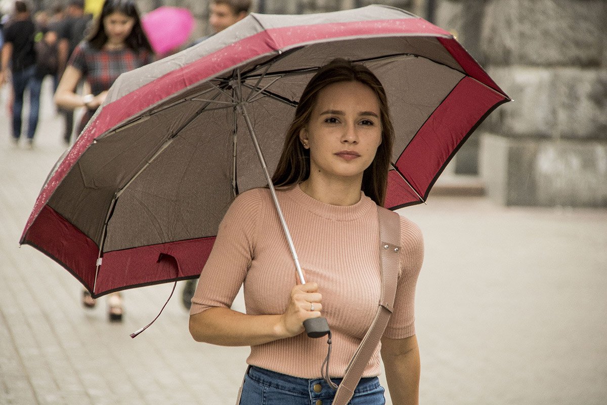 Легкой спортивной походной девушки прогуливаются по Крещатику Легкой спортивной походной девушки прогуливаются по Крещатику