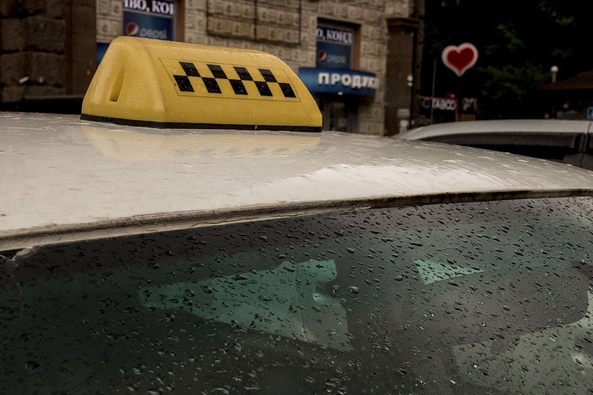 Первые капли дождя красиво стекают по прозрачному стеклу Первые капли дождя красиво стекают по прозрачному стеклу