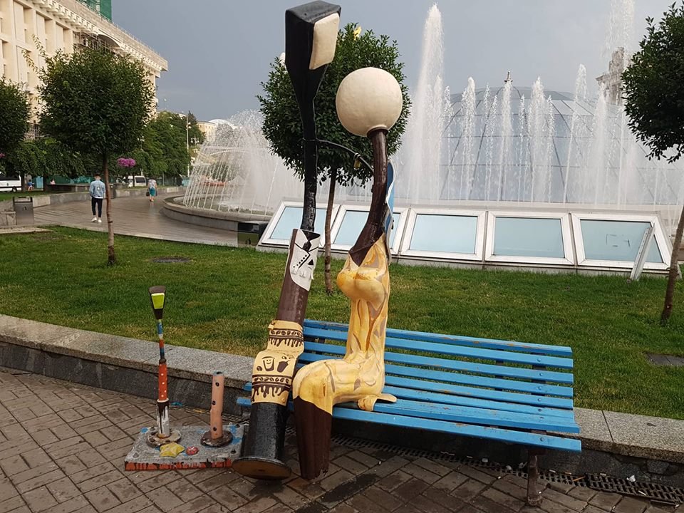 Скульптуру "Влюбленные фонари" установили 9 лет назад, в 2009 году Скульптуру "Влюбленные фонари" установили 9 лет назад, в 2009 году