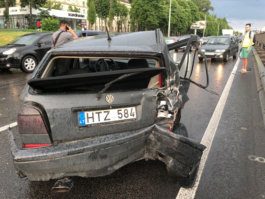 Range Rover врезался в заднюю правую стойку Golf. В следствие удара "хэтчбек" развернуло и выбросило в отбойник Range Rover врезался в заднюю правую стойку Golf. В следствие удара "хэтчбек" развернуло и выбросило в отбойник