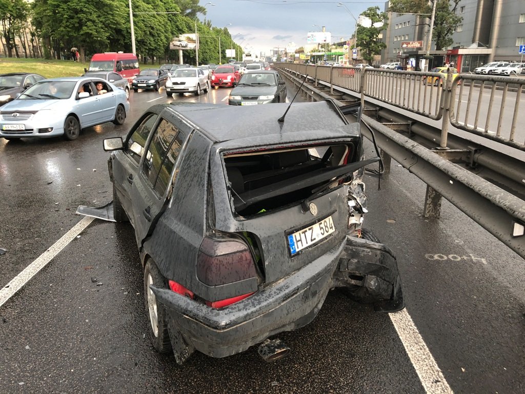 Водители пожали друг другу руки и мирно разошлись: владелец Range Rover признал свою вину и обязался покрыть ущерб владельцу "немца". Водители пожали друг другу руки и мирно разошлись: владелец Range Rover признал свою вину и обязался покрыть ущерб владельцу "немца".