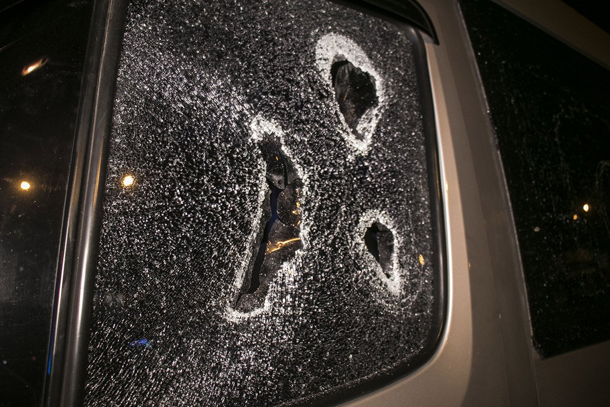 Расстреляна левая часть авто