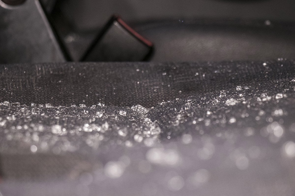 Повреждены лобовое стекло на стороне водителя и левая часть авто, включая окна