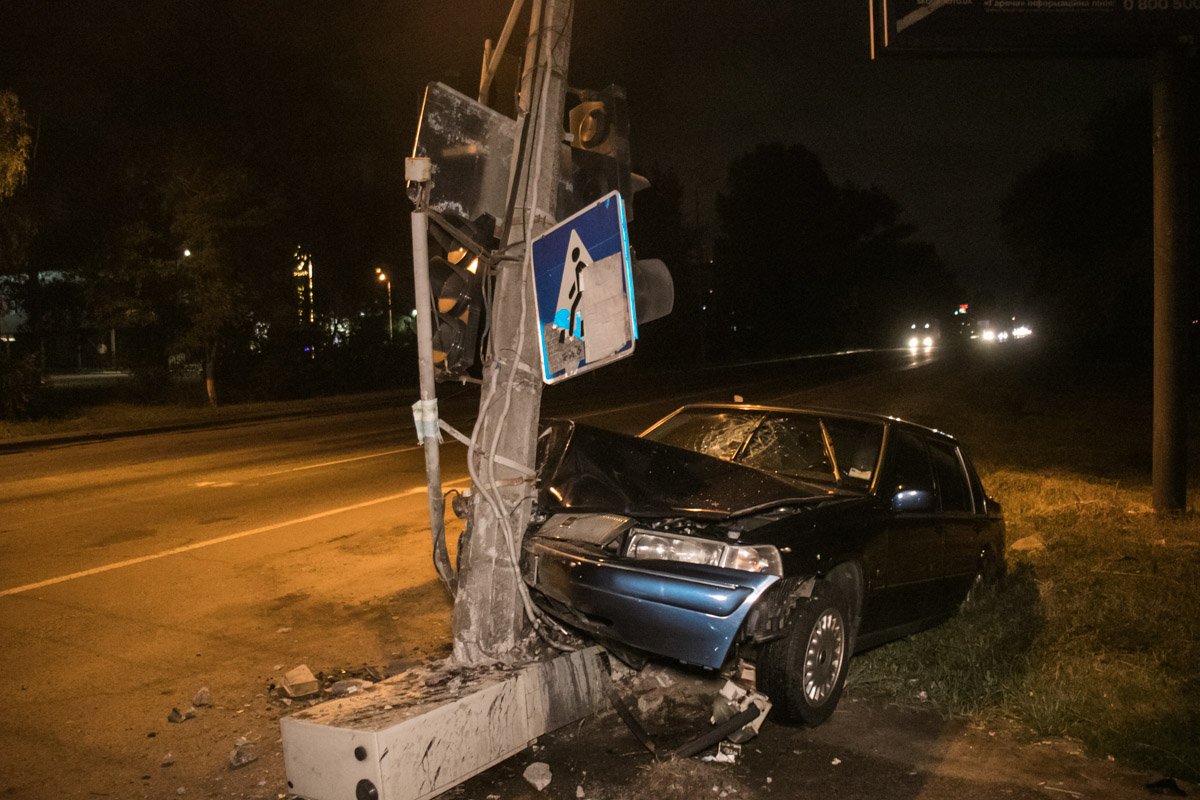На Большой Окружной пьяный водитель на Volvo снес столб со светофором На Большой Окружной пьяный водитель на Volvo снес столб со светофором