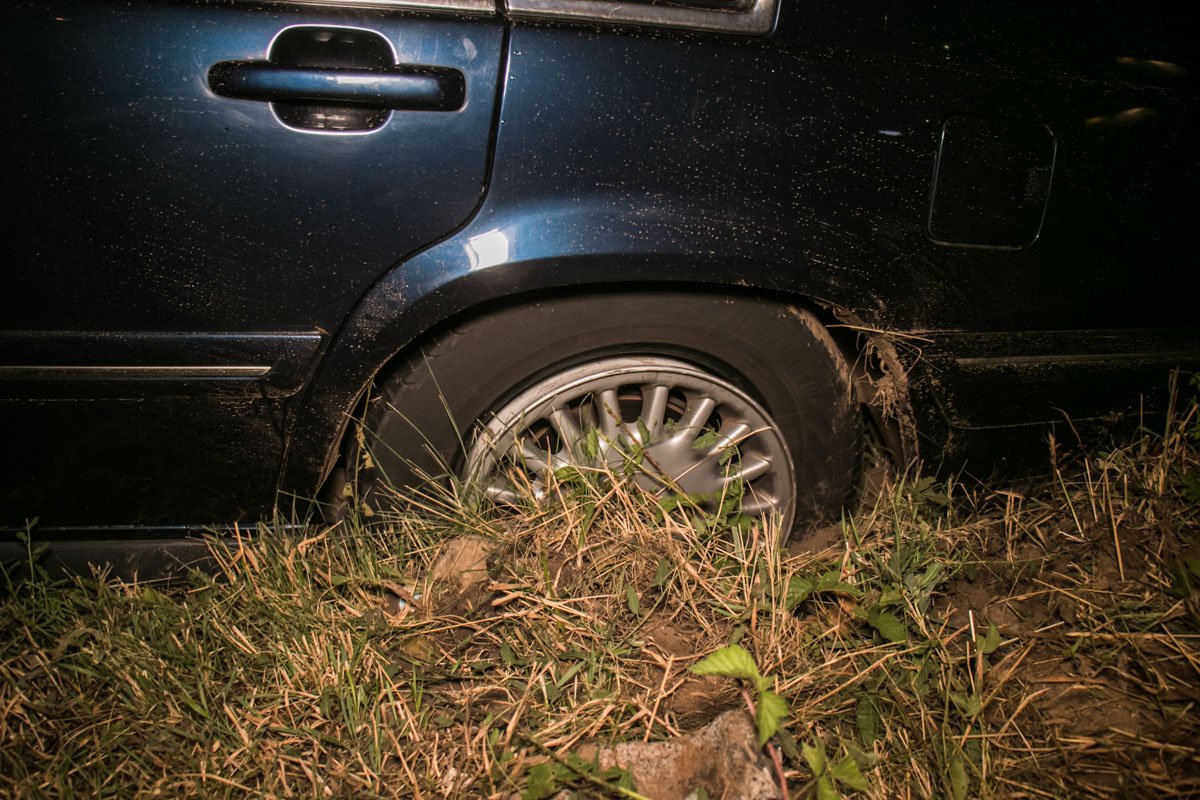 Водитель утверждает, что его подрезали, потому он не справился с управлением своего авто и влетел в столб Водитель утверждает, что его подрезали, потому он не справился с управлением своего авто и влетел в столб