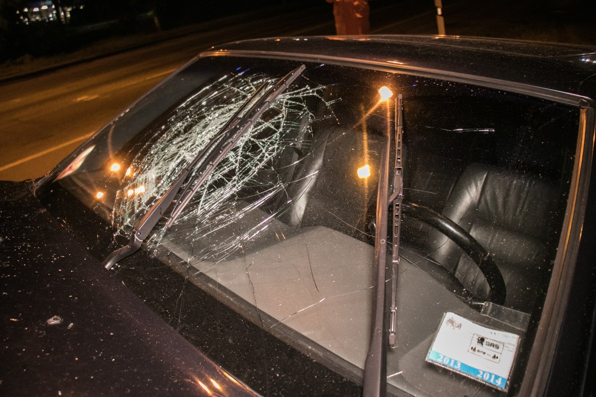 От столкновения сильно пострадал автомобиль От столкновения сильно пострадал автомобиль