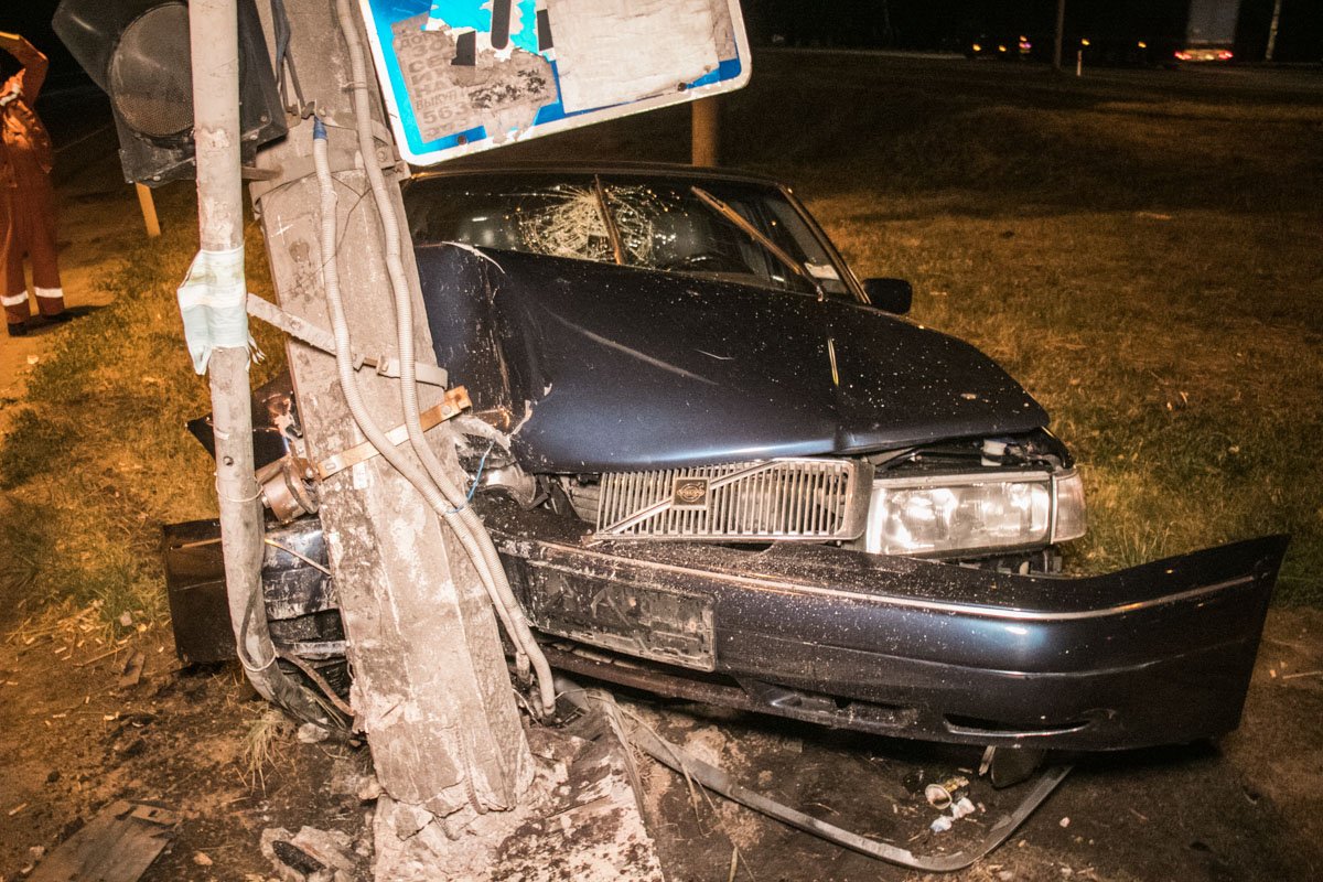 От удара бетонный столб полностью оторвало от земли От удара бетонный столб полностью оторвало от земли