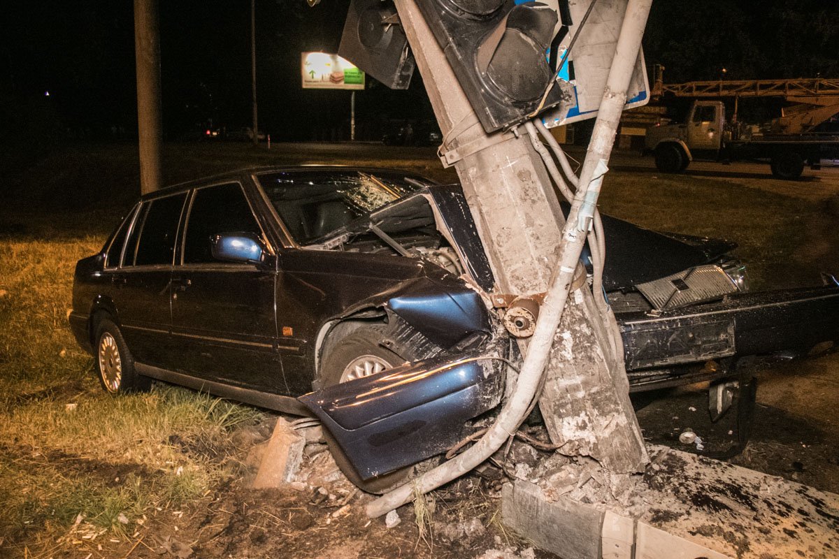 На столбе, который остановил машину, также висит светофор и знак пешеходного перехода На столбе, который остановил машину, также висит светофор и знак пешеходного перехода