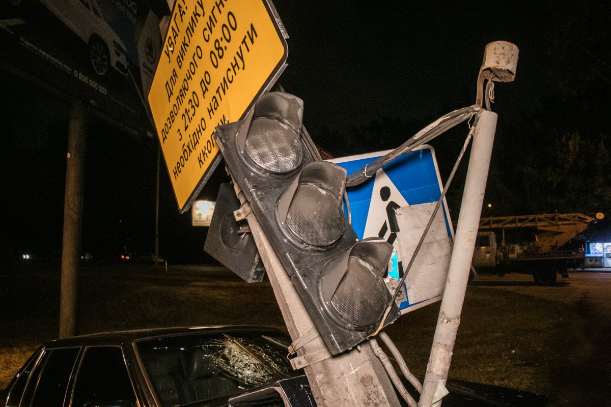 От падения столб удерживают только провода, также он подперт разбитым автомобилем От падения столб удерживают только провода, также он подперт разбитым автомобилем