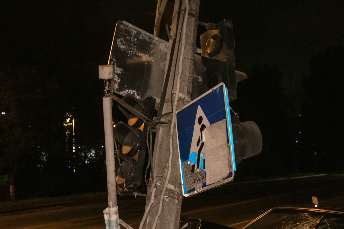 На месте работала полиция, коммунальные службы и скорая помощь На месте работала полиция, коммунальные службы и скорая помощь