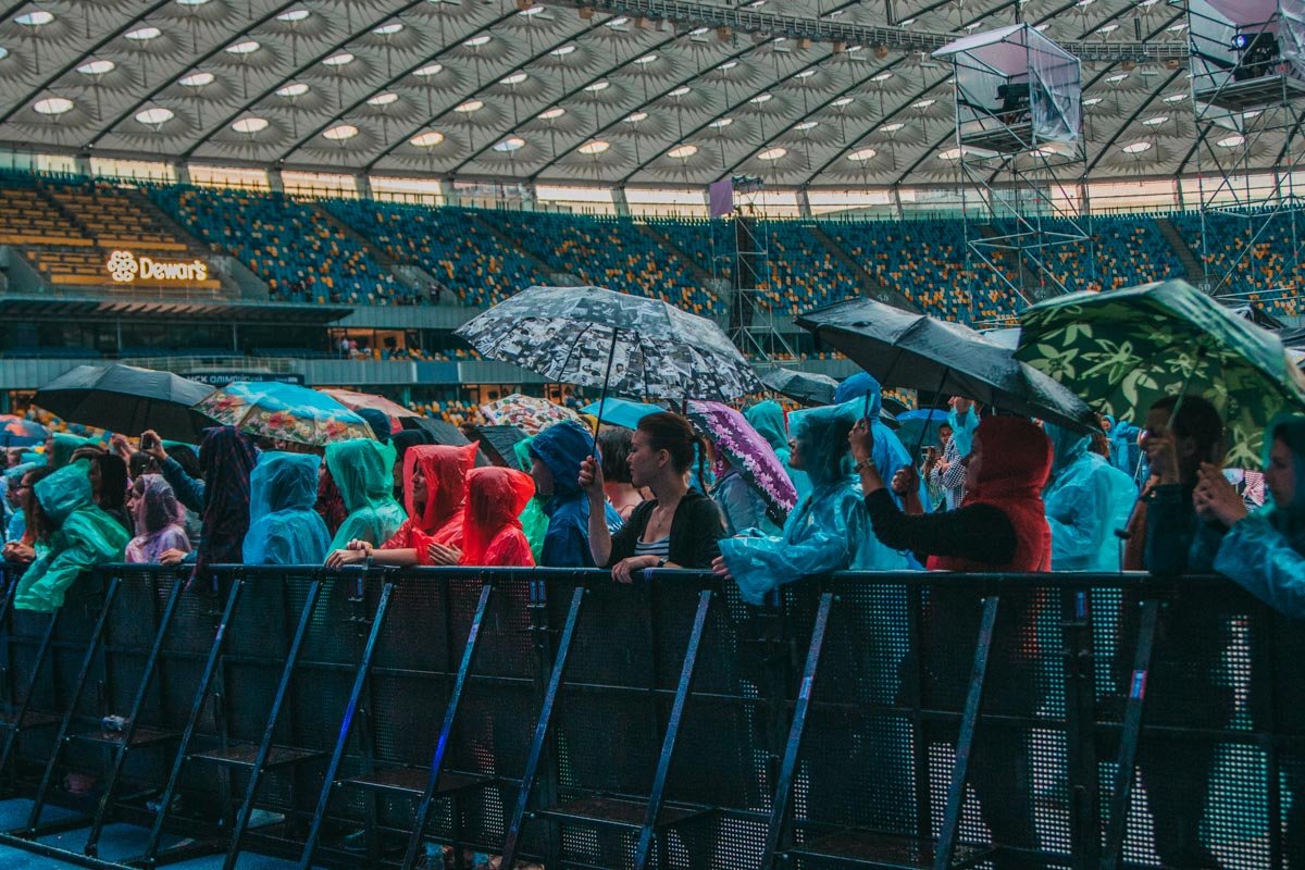 Все упорно мокнут, но никто не отходит от сцены Все упорно мокнут, но никто не отходит от сцены