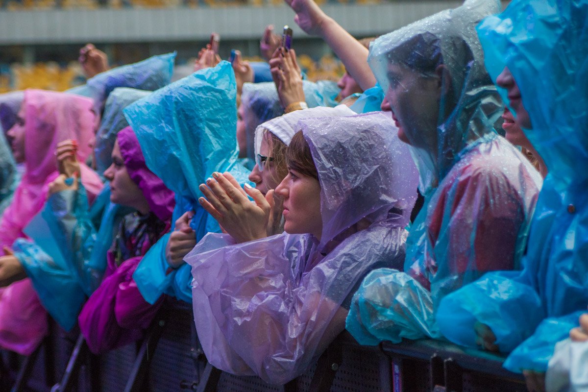 Под выступление Everything Everything лил ливень Под выступление Everything Everything лил ливень