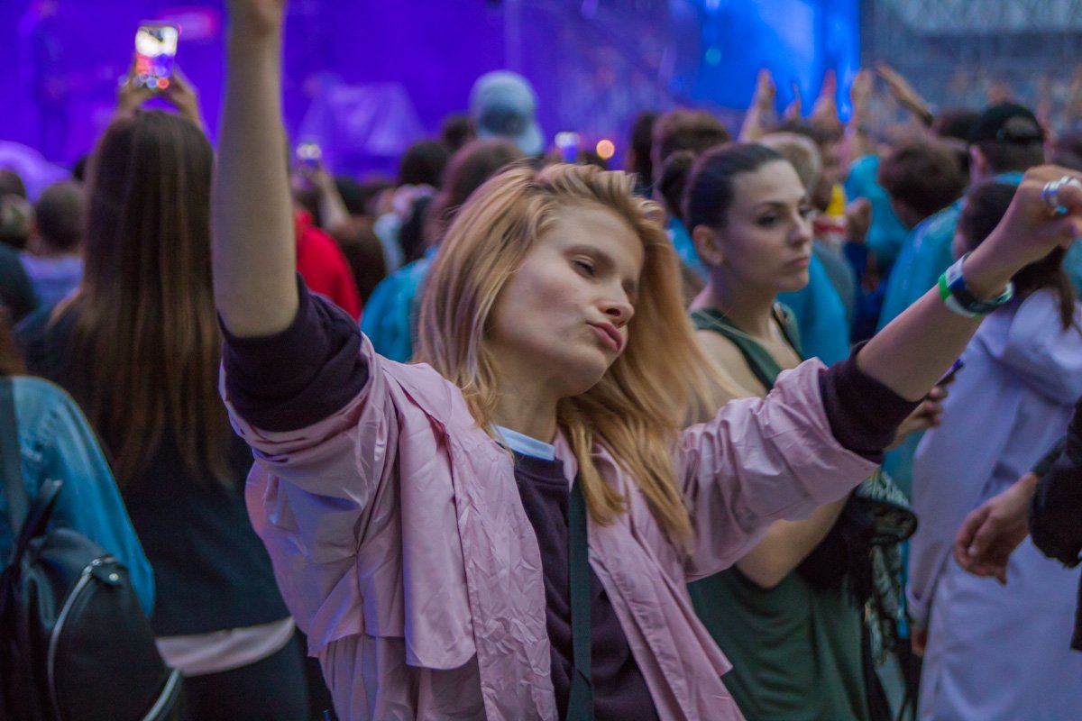 Вот Даша вообще без остановки плясала под Джонатана Вот Даша вообще без остановки плясала под Джонатана