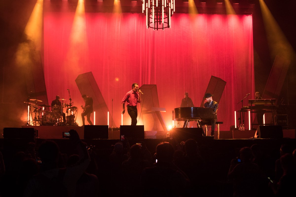 А вот и главный виновник криков, истоптанных ног и отбитых ребер о барьер к сцене. А вот и главный виновник криков, истоптанных ног и отбитых ребер о барьер к сцене.