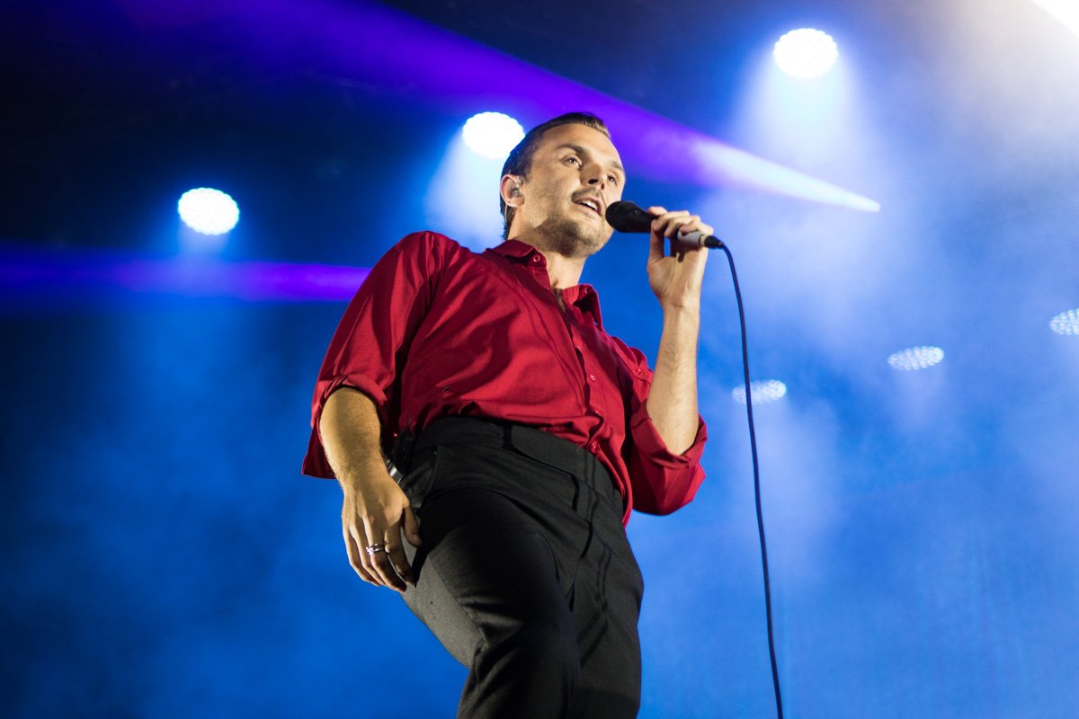 Тео заигрывал с поклонниками все выступление Тео заигрывал с поклонницами все выступление