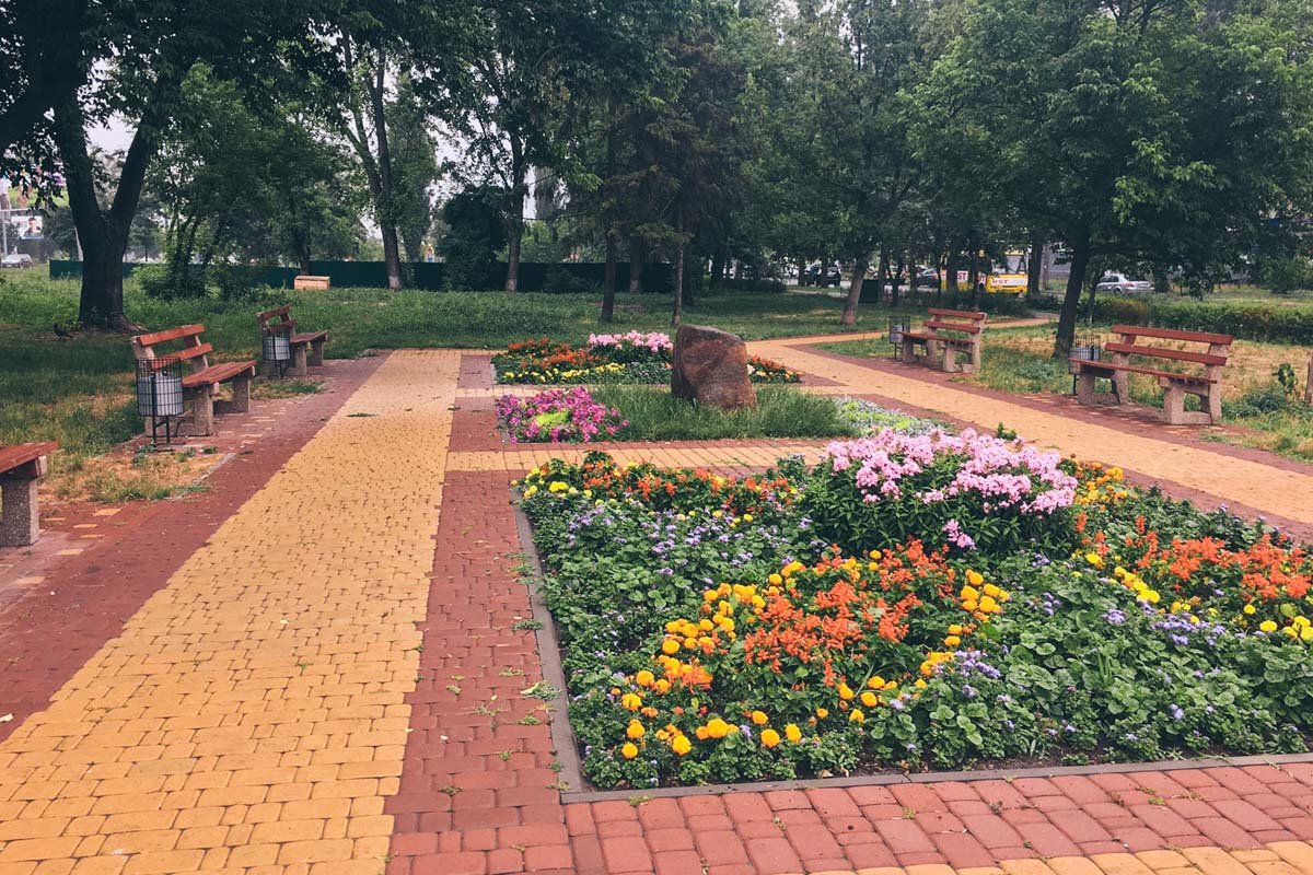 Сквер выглядит очень мило и уютно