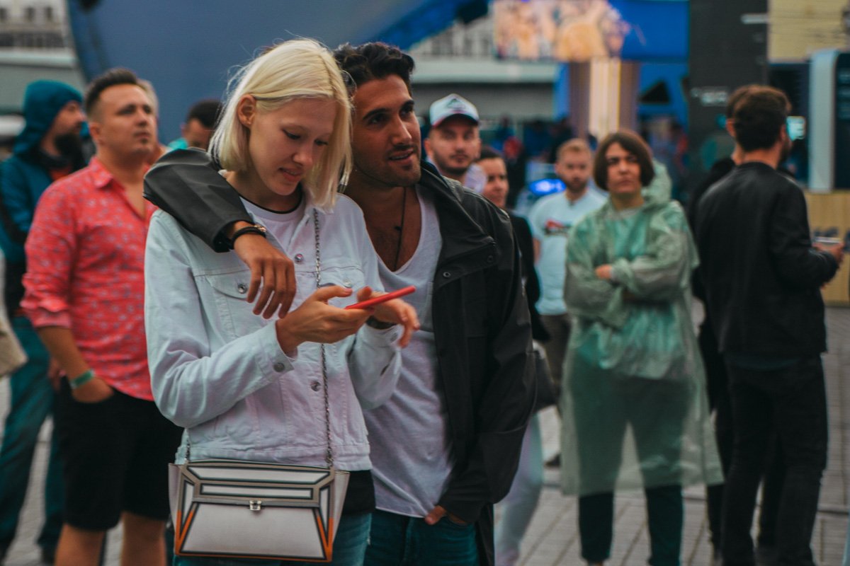 Когда ты снимаешь истории в Инсту, а он просто любит тебя Когда ты снимаешь истории в Инсту, а он просто любит тебя