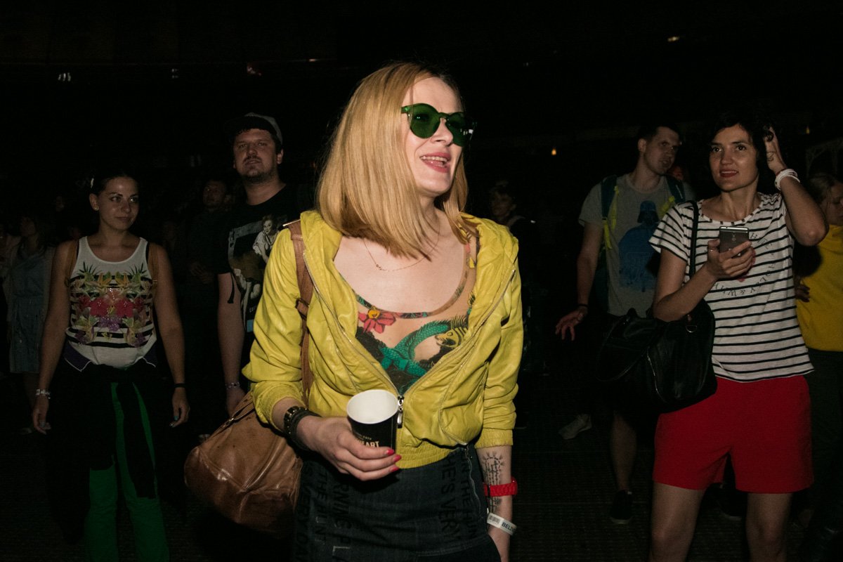 Ближе к полуночи все избавились от дождевиков и спрятали зонты Ближе к полуночи все избавились от дождевиков и спрятали зонты