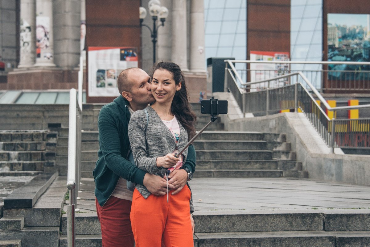 Любовь - это гулять под дождем и делать милые селфи для ее Instagram