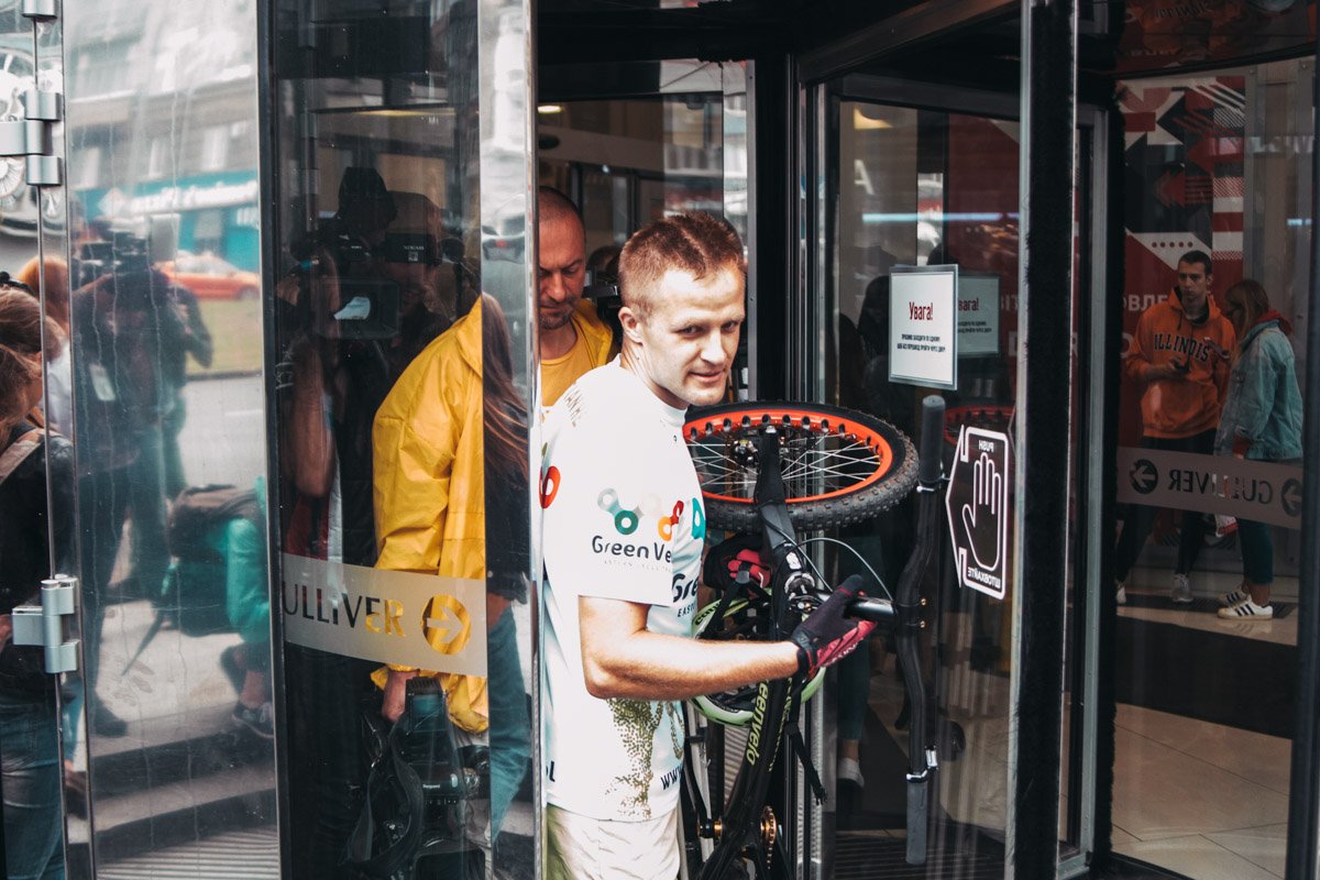 Польский спортсмен Кристиан Герба установил в Киеве рекорд, поднявшись на велосипеде на 35 этаж БЦ Gulliver