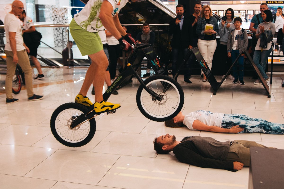 Перед дистанцией спортсмен показал шоу посетителям торгового центра