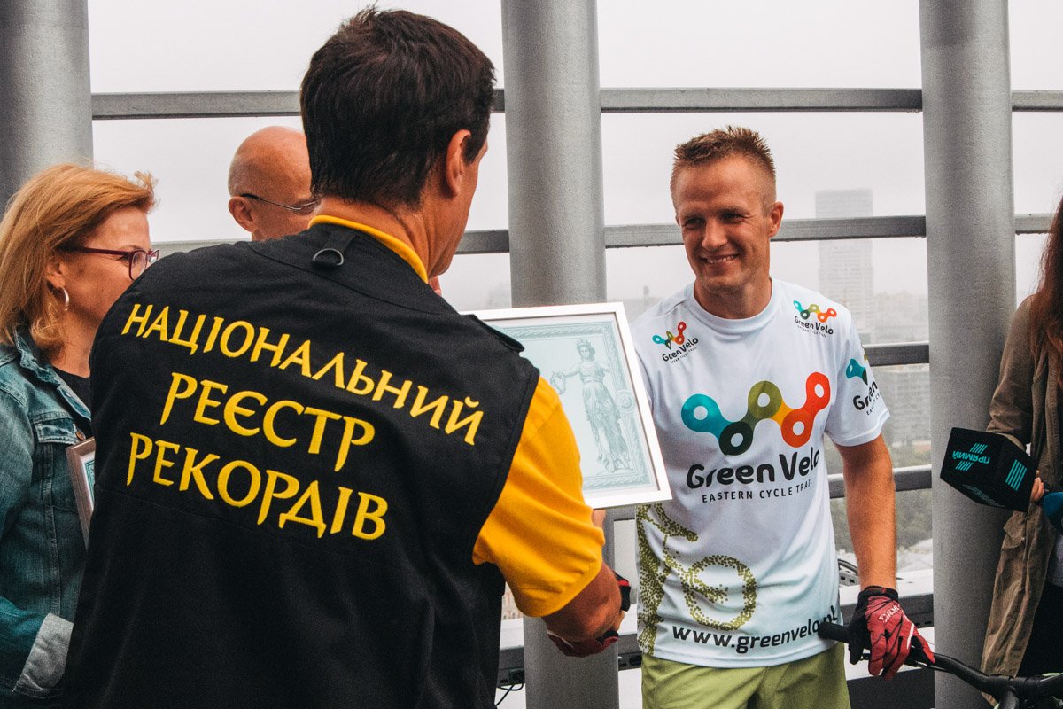 На 35 этаже бизнес-центра велосипедисту вручили диплом о новом рекорде Украины 