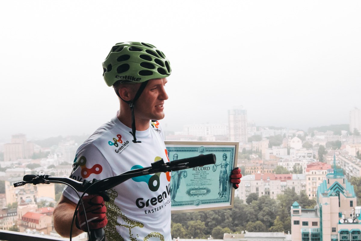 888 ступенек Кристофер преодолел на велосипеде за 17 минут 10 секунд 