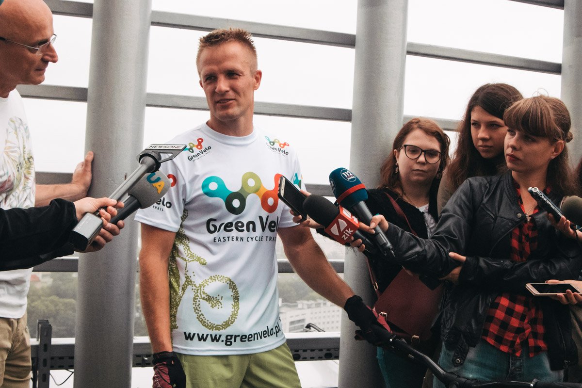 После удачного триумфа на спортсмена напали с вопросами журналисты 