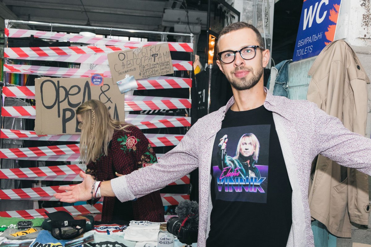 Здесь можно встретить команду передачи "Орел и Решка", которые продают различные сувениры Здесь можно встретить команду передачи "Орел и Решка", которые продают различные сувениры