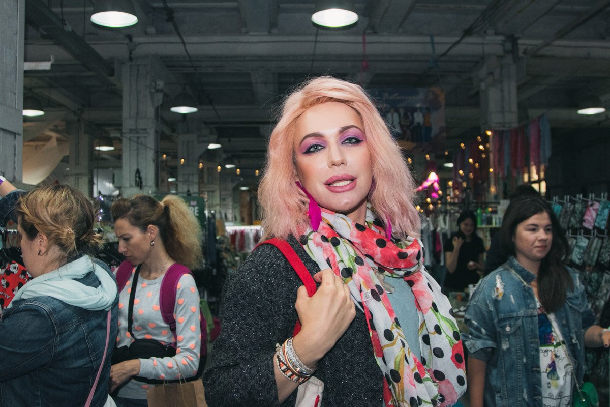 На барахолке работают более 300 продавцов, среди которых и звезды На барахолке работают более 300 продавцов, среди которых и звезды