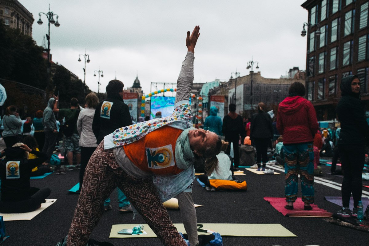 Десятки жителей Киева одновременно занялись йогой под открытым небом Десятки жителей Киева одновременно занялись йогой под открытым небом