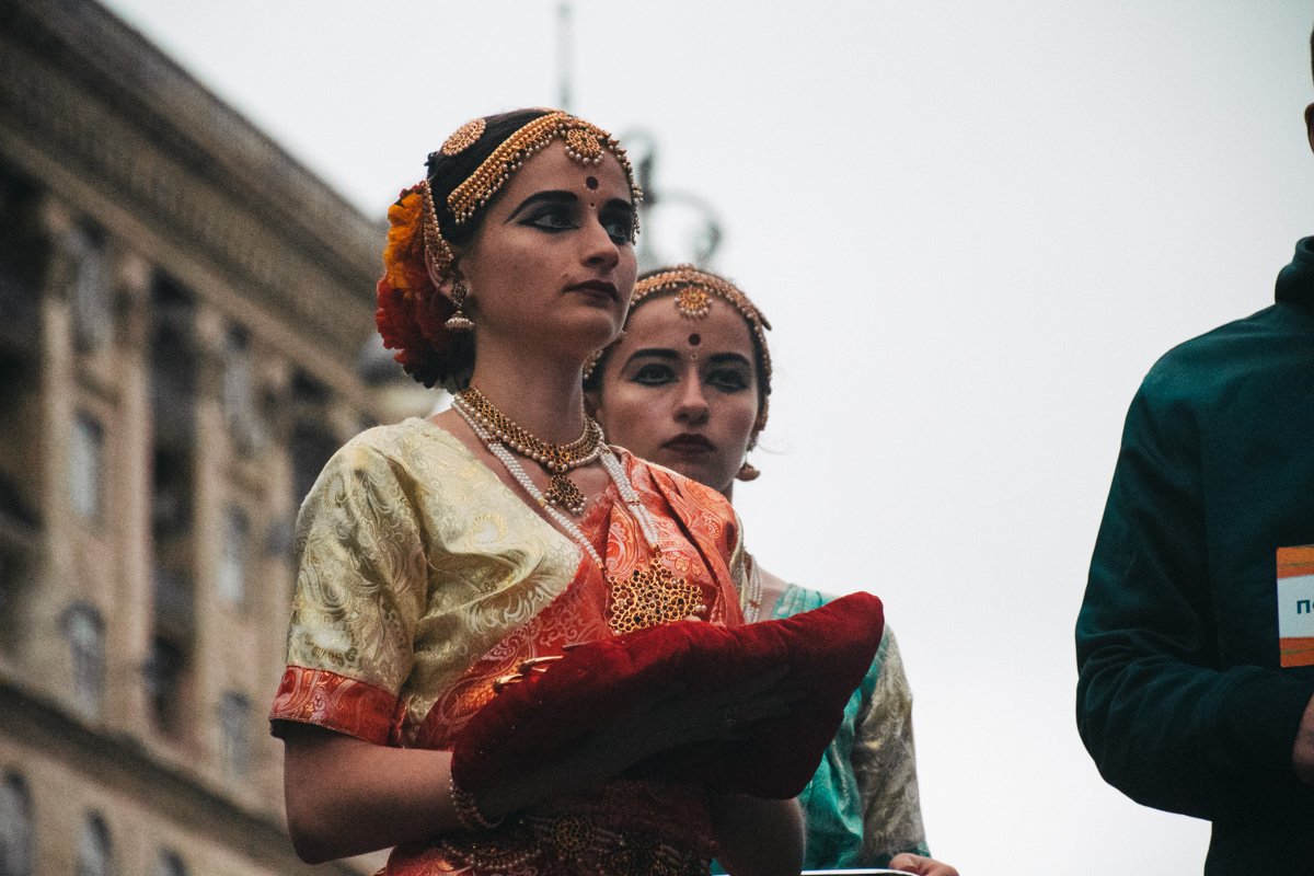 Перед участниками индийского марафона выступили танцевальные коллективы Перед участниками индийского марафона выступили танцевальные коллективы