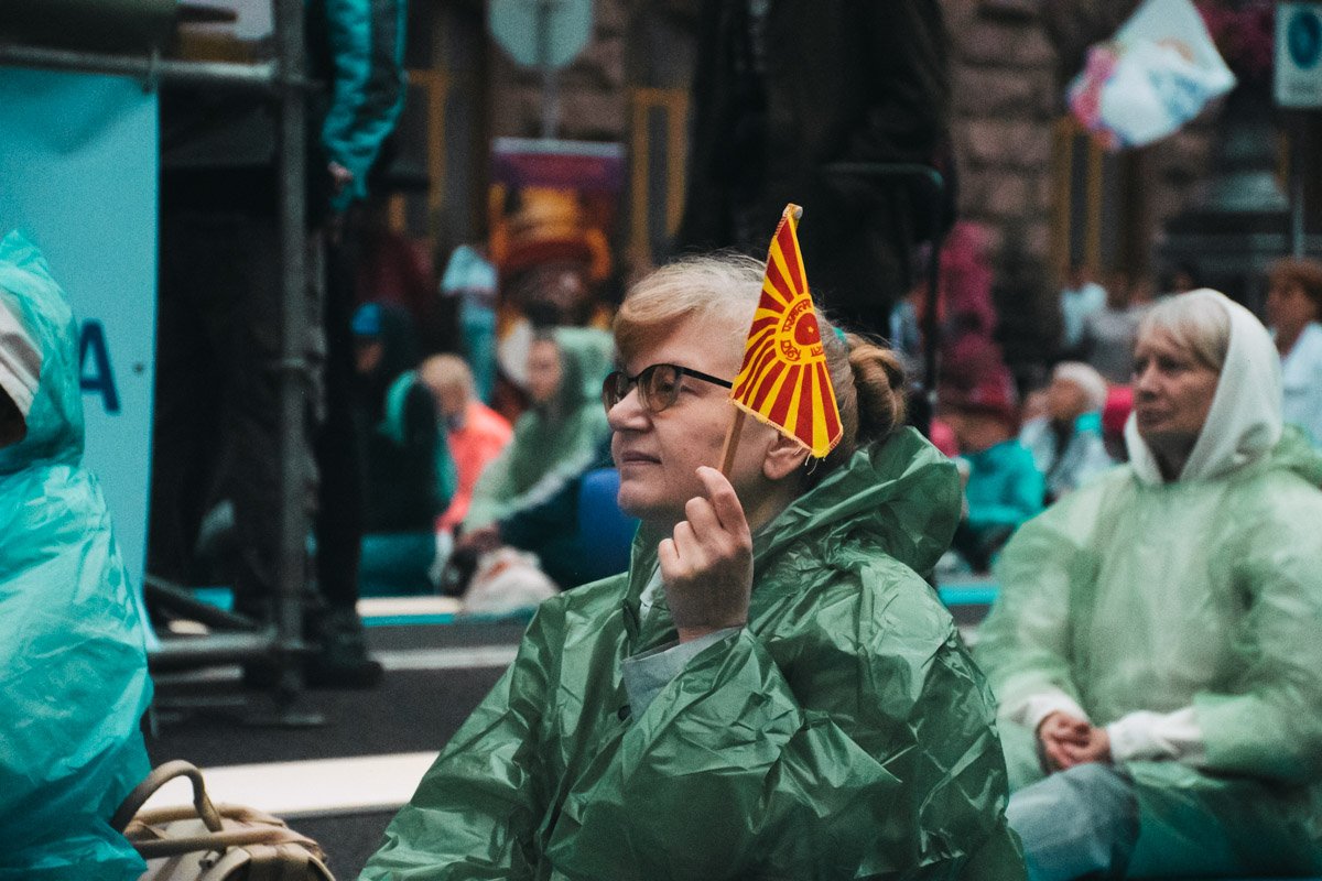 Дождевики не давали йогам промокнуть Дождевики не давали йогам промокнуть