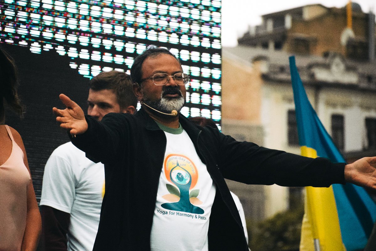 Посол Индии в Украине Манодж Кумар Бхарти показал жителям столицы несколько упражнений Посол Индии в Украине Манодж Кумар Бхарти показал жителям столицы несколько упражнений