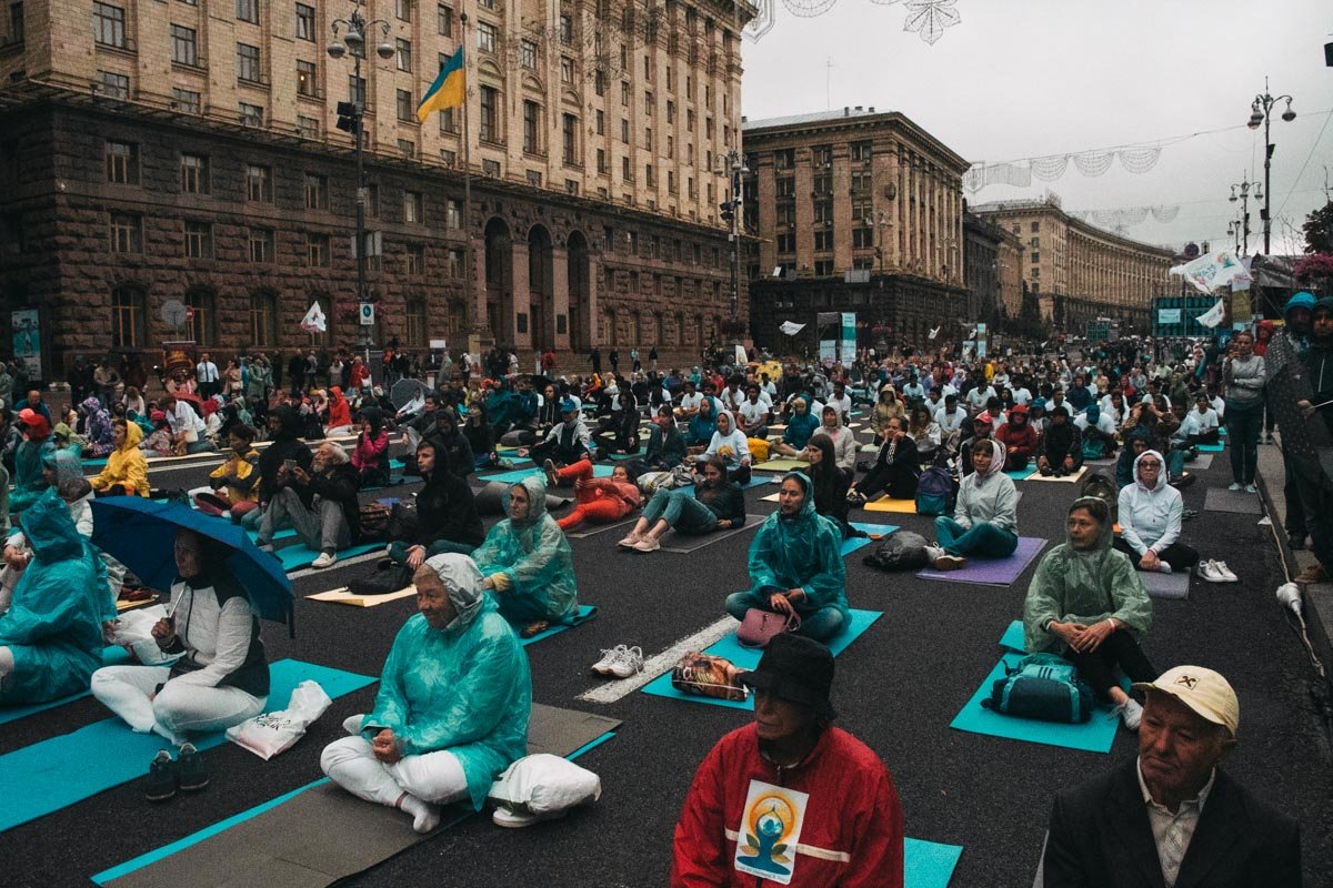 Несмотря на то, что сидеть на ковриках на асфальте холодно, никто из присутствующих домой не спешил Несмотря на то, что сидеть на ковриках на асфальте холодно, никто из присутствующих домой не спешил