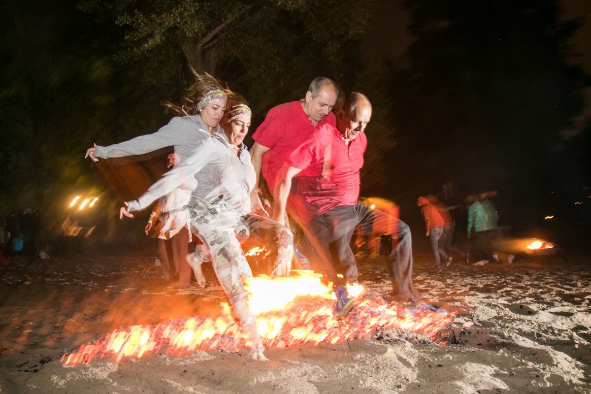 Около 21:00 состоялось главное событие вечера — присутствующие разожгли огромный костер, через который по очереди прыгали