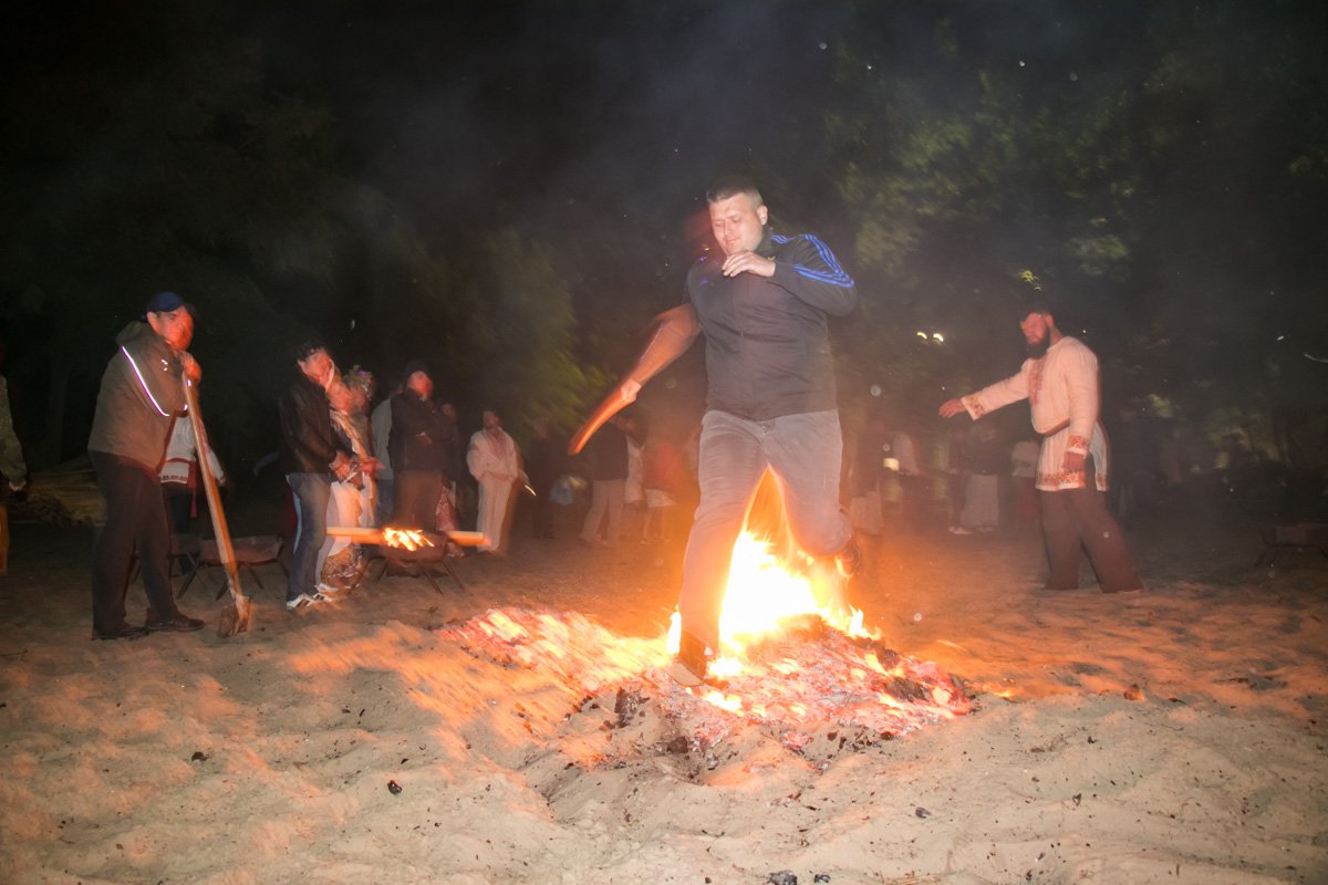 Жители столицы, прогуливаясь недалеко, забили тревогу и вызвали пожарных