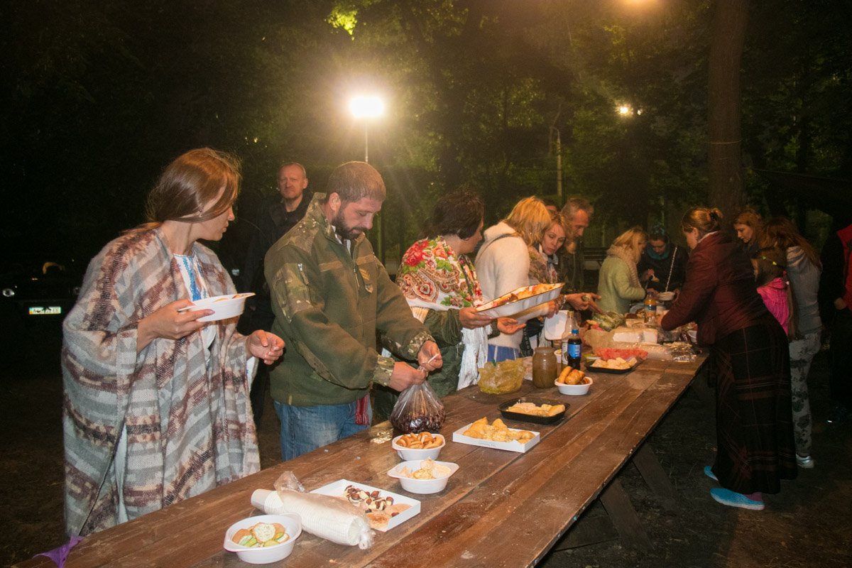 Прибывшие на вызов спасатели, долго не задержались и буквально сразу уехали. Праздник продолжился застольем