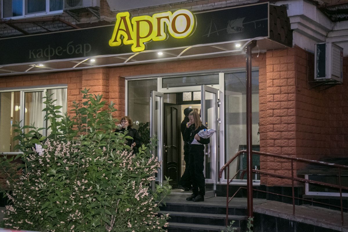 В Киеве на Оболонской набережной владелец кафе-бара "Арго" открыл огонь по посетителям В Киеве на Оболонской набережной владелец кафе-бара "Арго" открыл огонь по посетителям