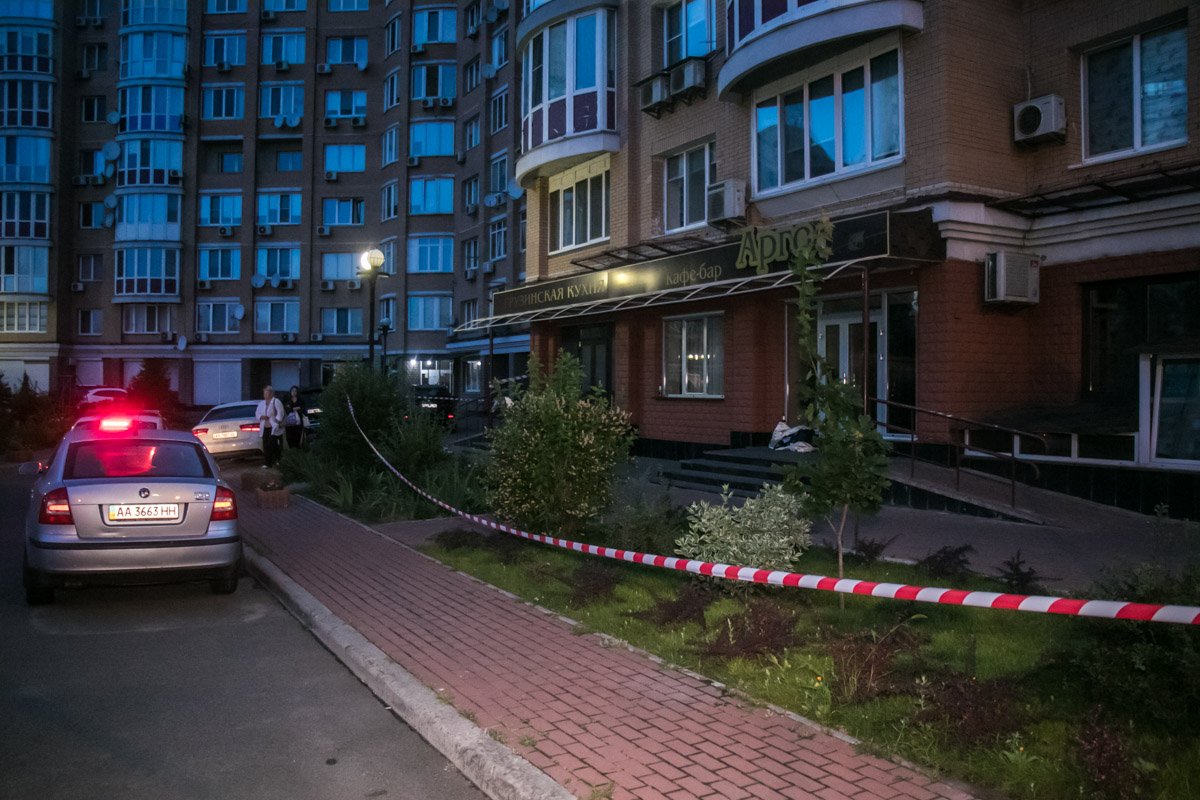 Владельцу заведения не понравилось, что клиенты оскорбили его. Поэтому он достал пистолет и начал стрелять Владельцу заведения не понравилось, что клиенты оскорбили его. Поэтому он достал пистолет и начал стрелять