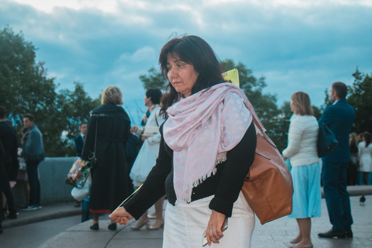 Прощаться друг с другом - грустно, но очень трогательно