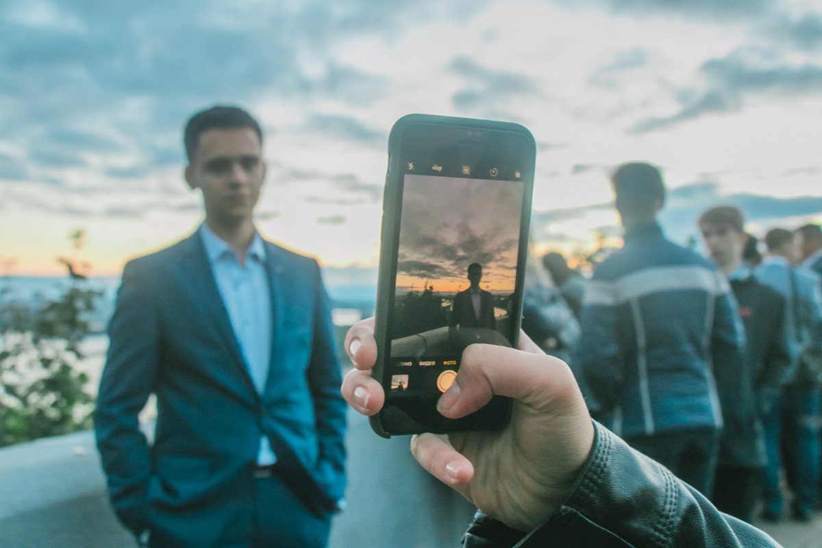 Чтобы потом детям показать, каким папа был красивым в этот день