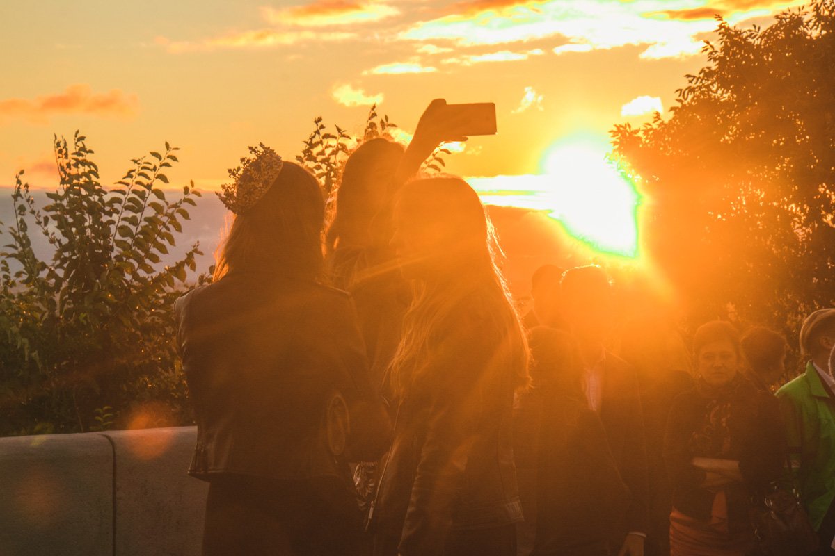А вот и солнечные лучи со вкусом взрослой жизни