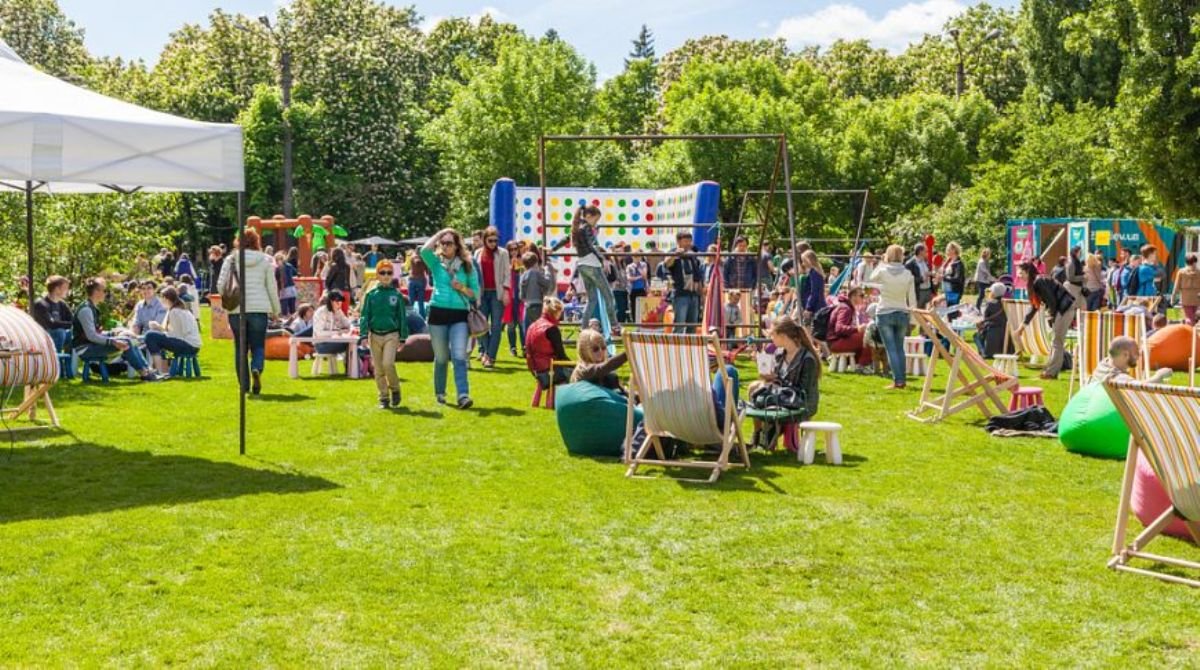 Можно прийти в любое время и праздновать вместе со всеми абсолютно бесплатно Можно прийти в любое время и праздновать вместе со всеми абсолютно бесплатно