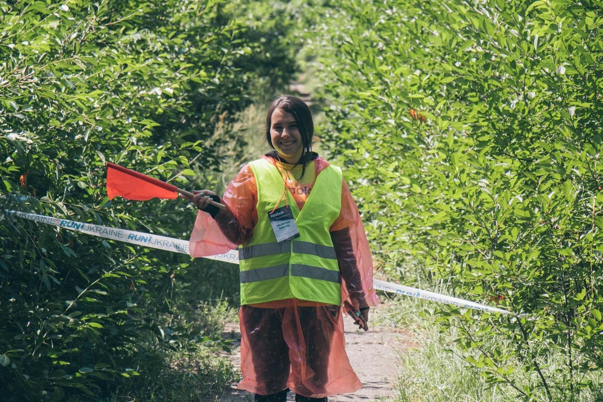 И улыбки ассистентки на дистанции