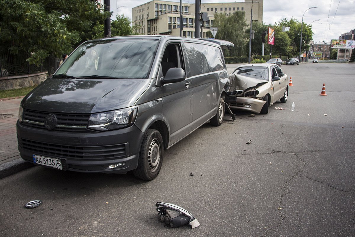 В Киеве на Севастопольской площади водитель Daewoo разбил две машины и сломал нос 1